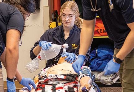  SHRS Emergency Medicine students lead a simulation exercise to practice responding to a patient